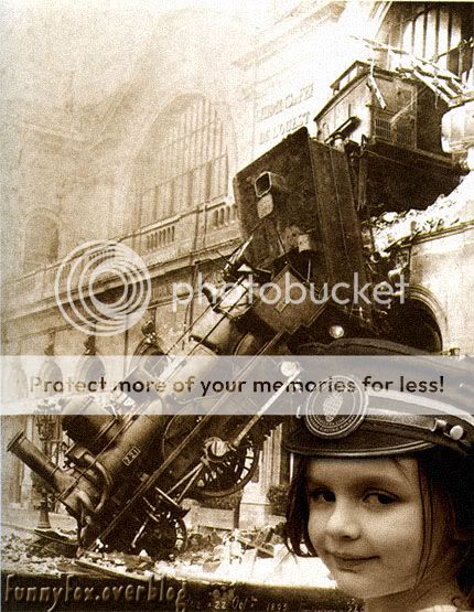 Disaster Girl et le célèbre accident de la gare Montparnasse , à Paris , en 1895 Disaster Girl et le célèbre accident de la gare Montparnasse , à Paris , en 1895