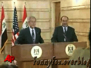 George W. Bush reçoit la chaussure volante ! George W. Bush reçoit la chaussure volante ! gif animé